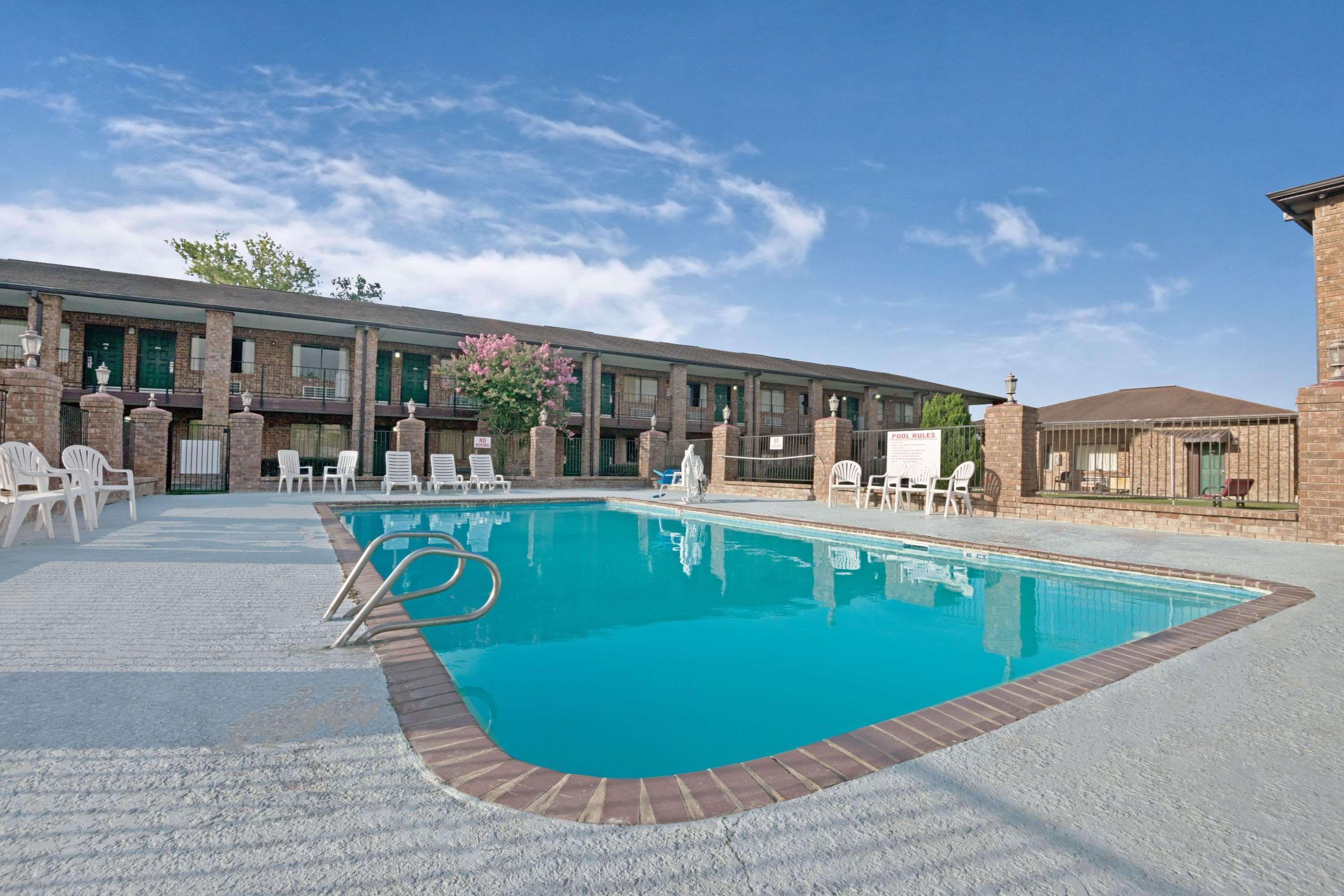 Super 8 By Wyndham Universal City Ngoại thất bức ảnh
