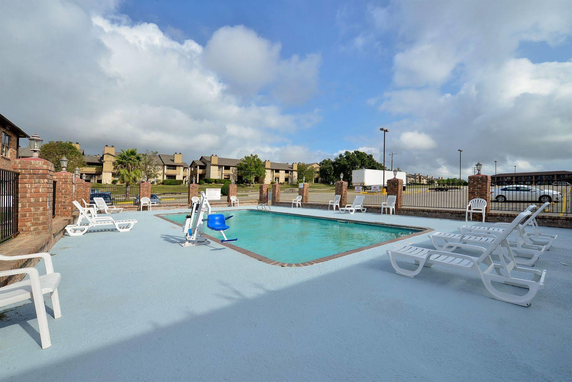 Super 8 By Wyndham Universal City Ngoại thất bức ảnh